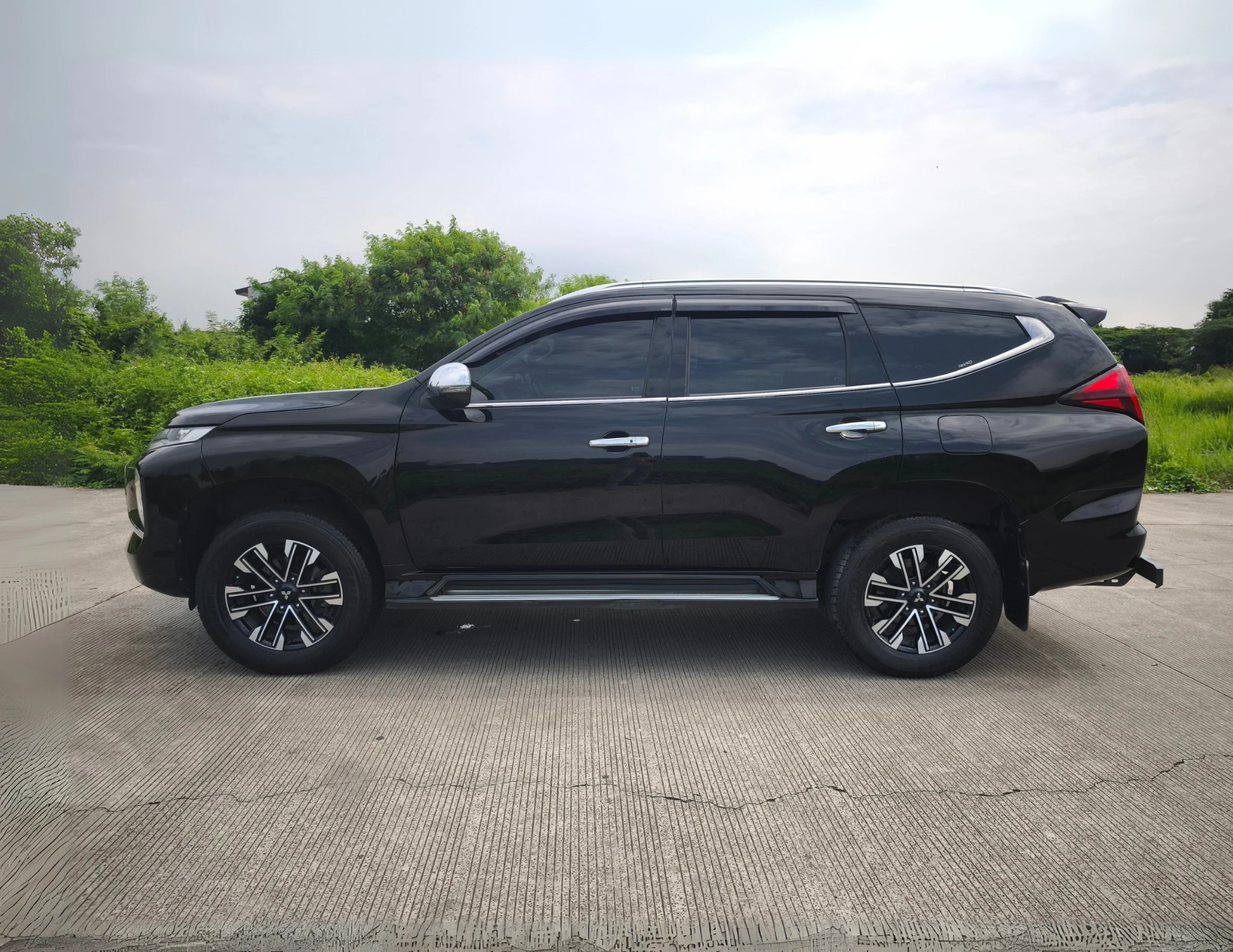 Pajero Sport Dakar 2022 A/T - Image 9