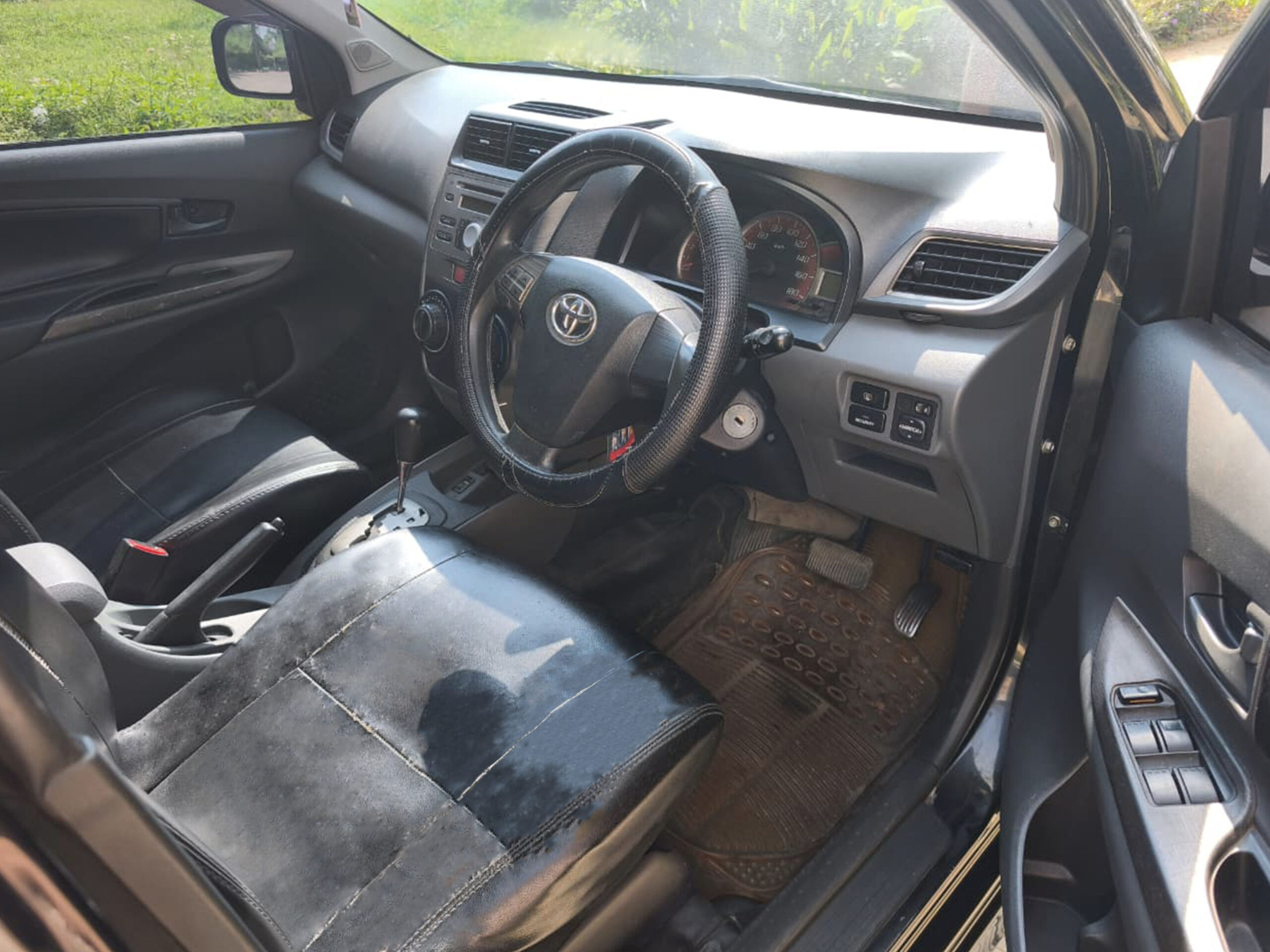 Toyota Avanza Veloz 2012 A/T - Image 10