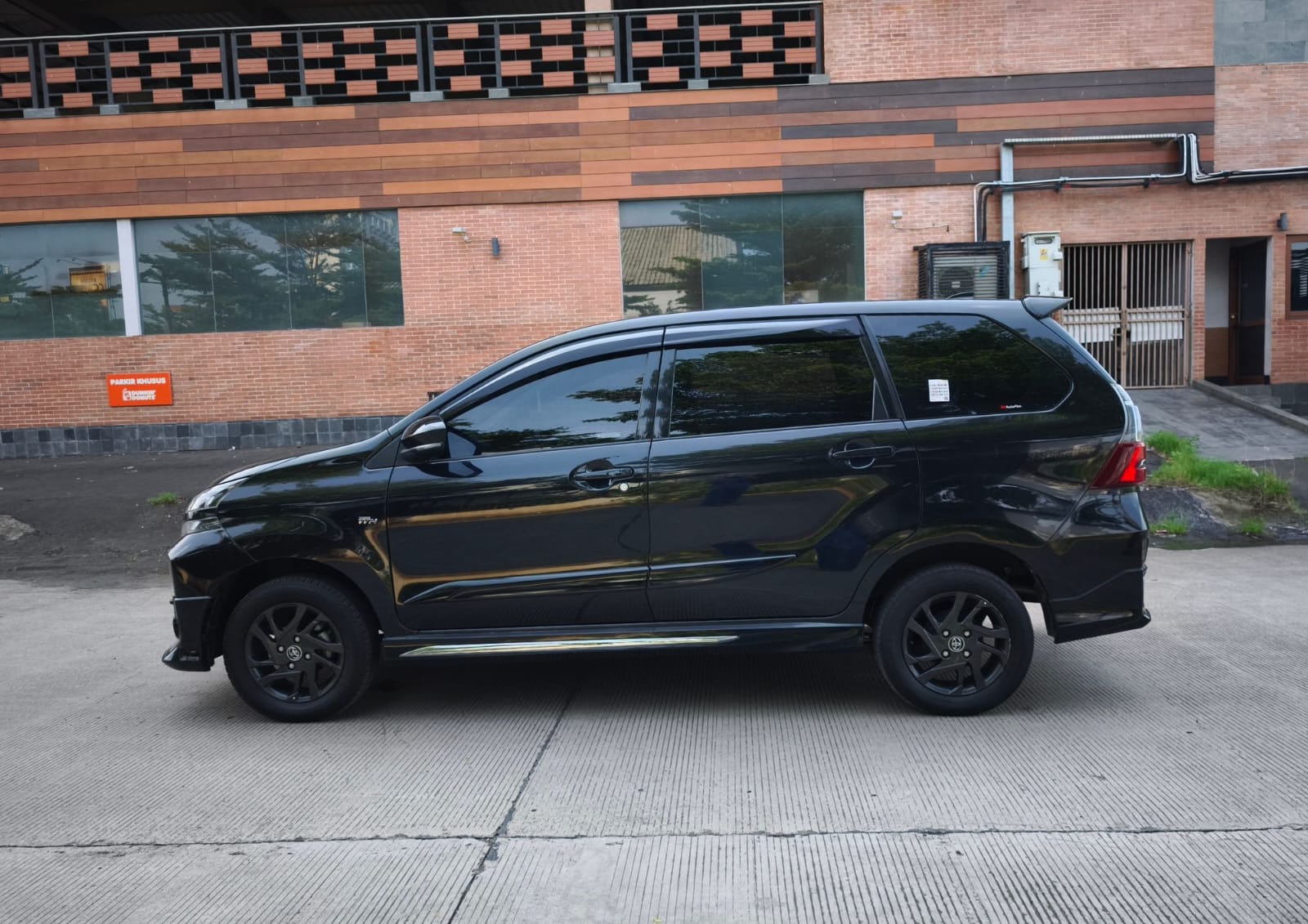 TOYOTA AVANZA VELOZ GR 2021 A/T - Image 8