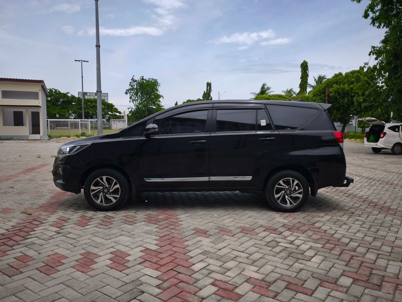 Toyota Innova 2.4 G 2022 A/T - Image 7