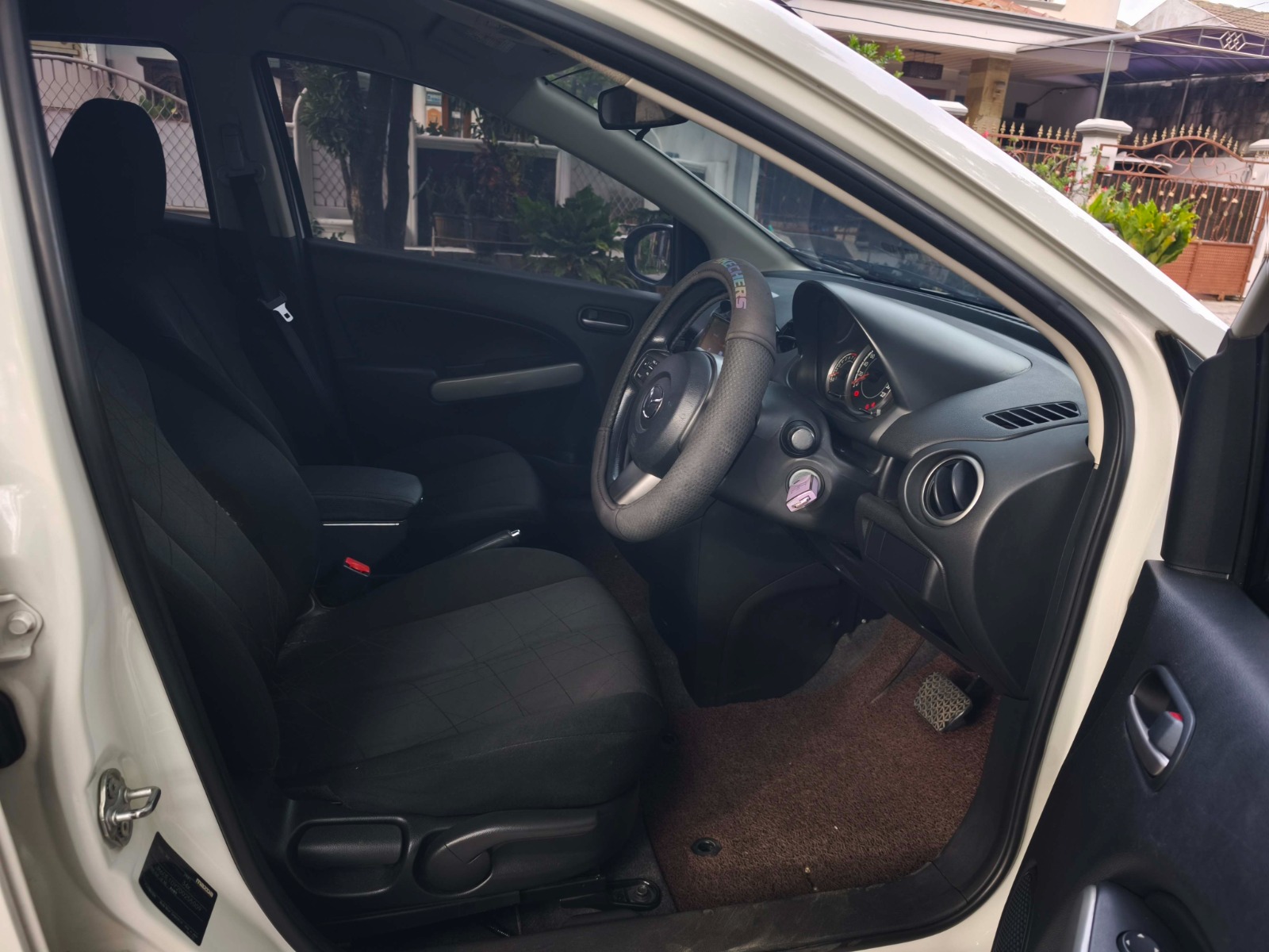 Mazda 2 V 2013 A/T - Image 8