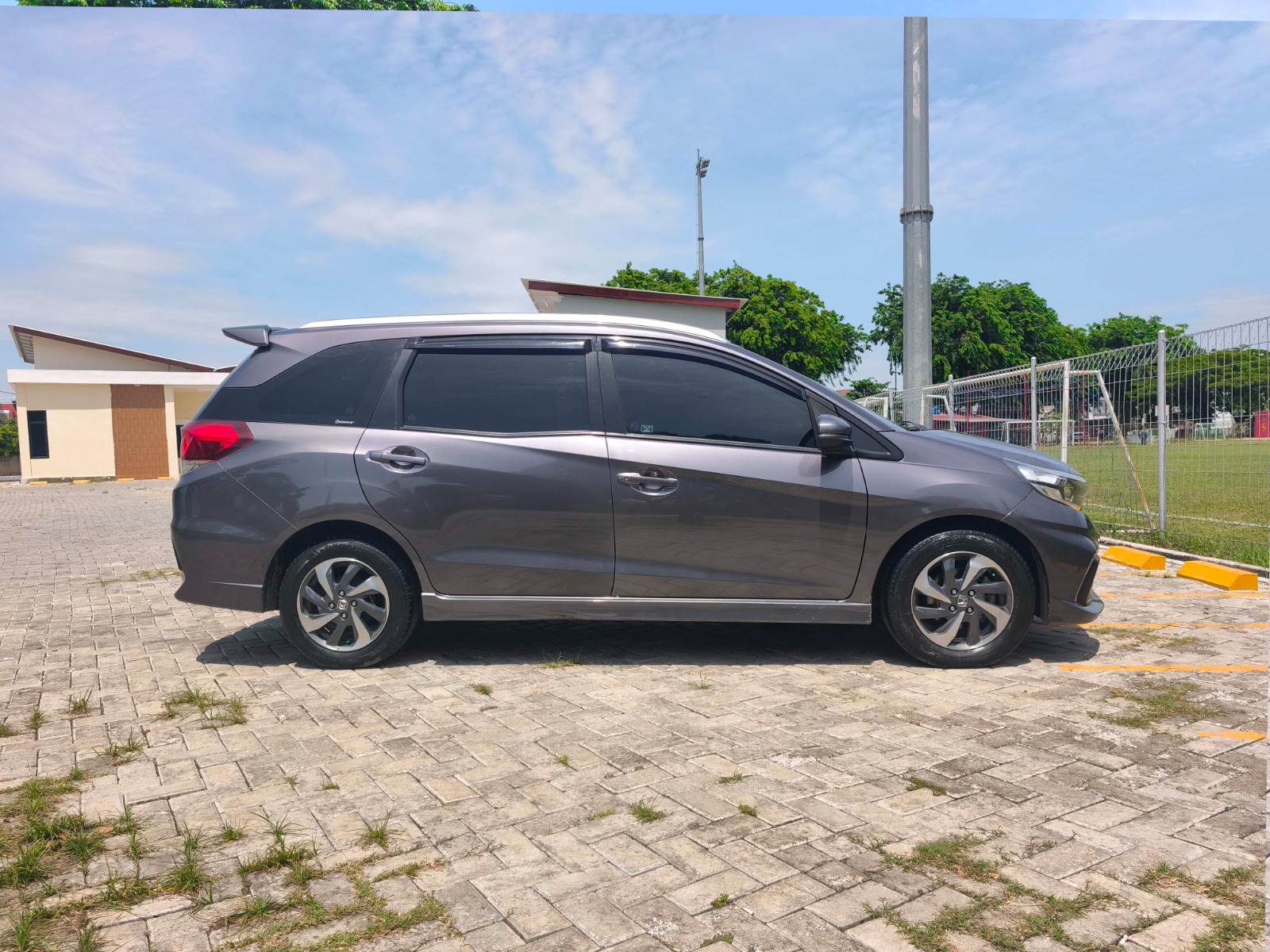 Honda Mobilio RS 2017 CVT - Image 8
