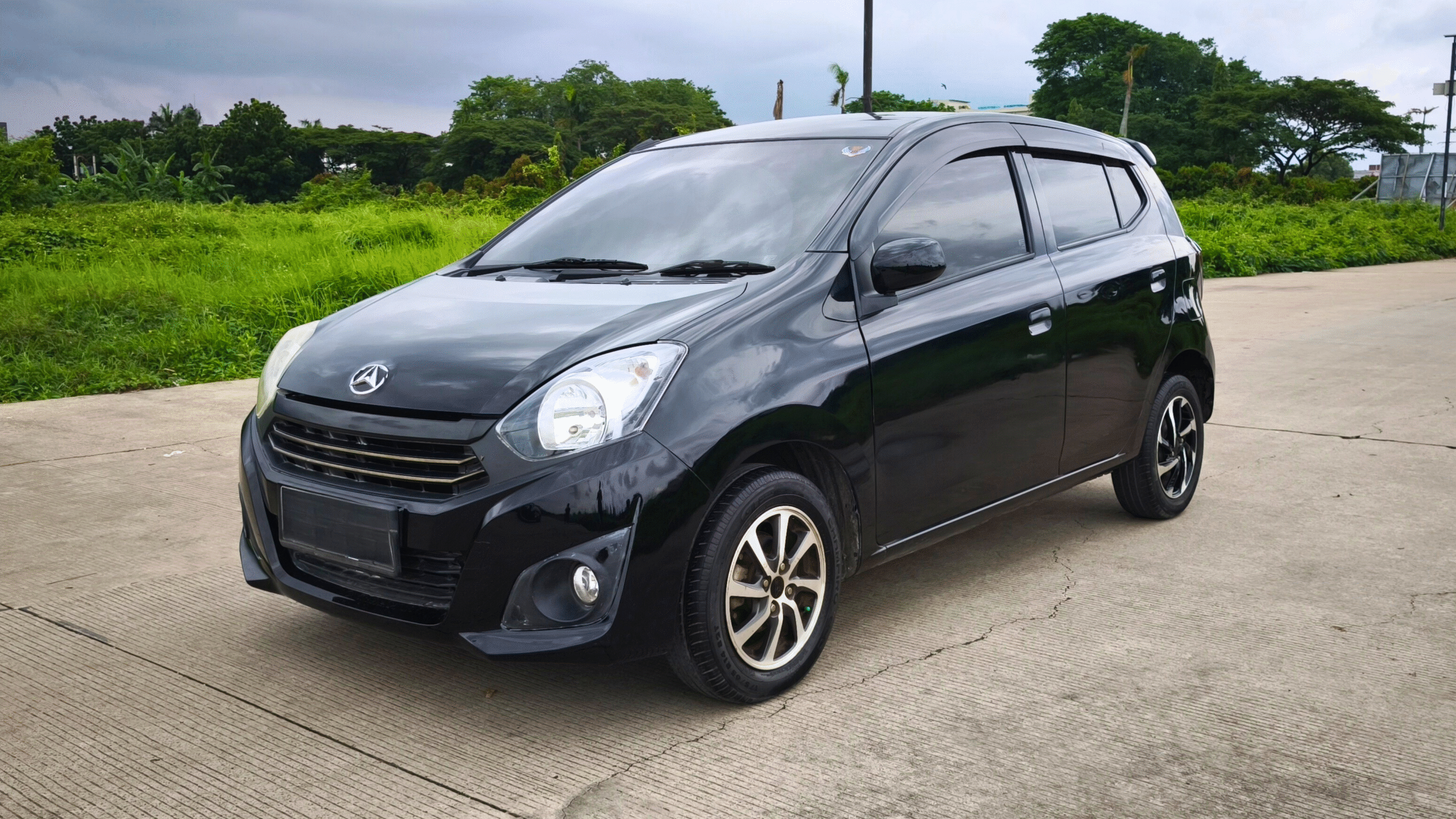 Ayla X AT 2021 Hitam